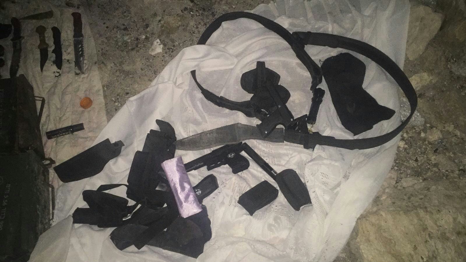 Explosives, ammunition and weapons caught in the operation.- weapon