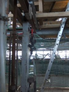 That is what I like about building - it can be super hi-tech but you can still build a stack hundreds meter high and use a leveler water to see if the profiles are horizontal, a simple meter to check how high are you