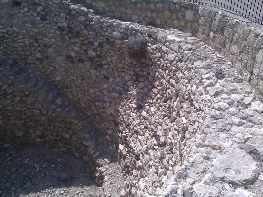 An hole for wheat storage, Iron Age - Tel Meggido