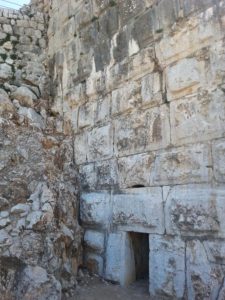 02072015-41 The exit of the secret passage outside the walls. - Nimrod Fortress