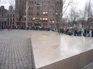 03282015-01 The line to Anna frank house... 2 hours =/ And the end of it =)