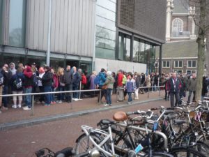 03282015-02 The line to Anna frank house... 2 hours =/ And the end of it =)