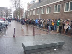 03282015-03 The line to Anna frank house... 2 hours =/ And the end of it =)