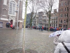 03282015-04 The line to Anna frank house... 2 hours =/ And the end of it =)