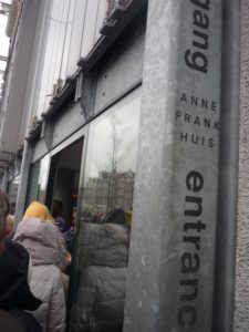 03282015-12 The line to Anna frank house... 2 hours =/ And the end of it =)