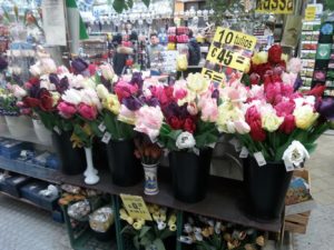 03292015-03 Amsterdam floating flower market - it is not really feels like walking on boats. - drugs