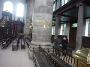 03302015-14 Amsterdam Portuguese Synagogue - Look at the columns! how big and decorated they are. In a Greek style.