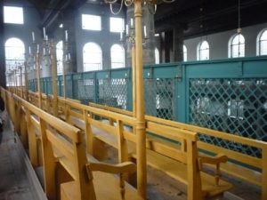 03302015-27 Amsterdam Portuguese Synagogue - The balcony, like in any synagogue, is for the woman. The man sits in the hall.