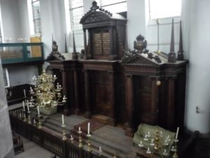 03302015-30 Amsterdam Portuguese Synagogue - from the inside. It is being ligthened only by candle light.