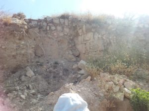 The remains of the corner of the wall of the Artaba castle. - Shuqba cave