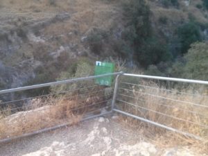 The end of the trail and the balcony that watch over the (now dry) waterfall. - Mezar stream