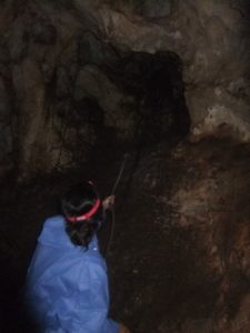 08032013-27 Going down from the second chamber... use you hands and hold on to the knots in the rope - Sal'it cave