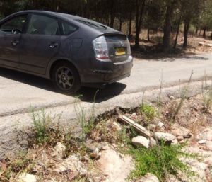 08032013-32 The car, after it been rescued by us, from the deep water tunnel (look at the logs in the tunnel, that is where the wheel was...=/ )