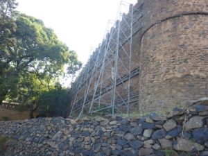 Supports to the walls (I'm not sure it really works) - Fasil Ghebbi