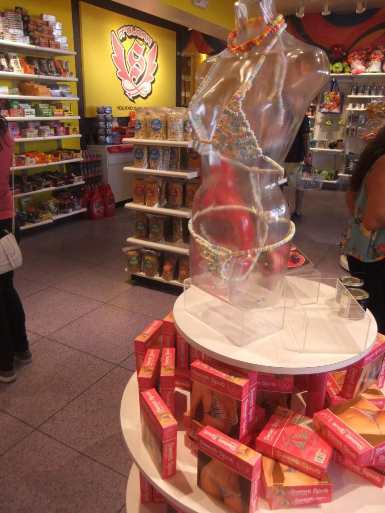 Some of San Fransisco candies shop have to offer: Toffee, Jelly Beans (we almost went to visit the factory =), eatable underwear =P and Camel balls? =)