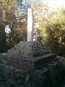 The memorial pillar on top of the hill. The square is called on the name of Major General John Hil that lead the crossing of the Yarkon river.