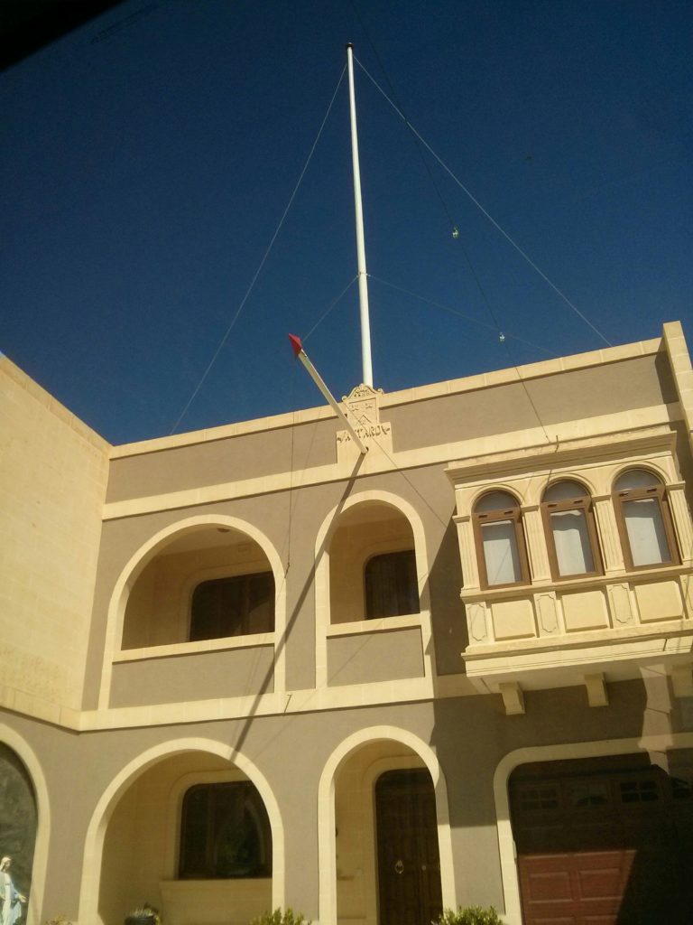 Some houses in Victoria with horizontal and vertical flag poles. We didn't manage to get into the bottom of this thing. Baby-moon