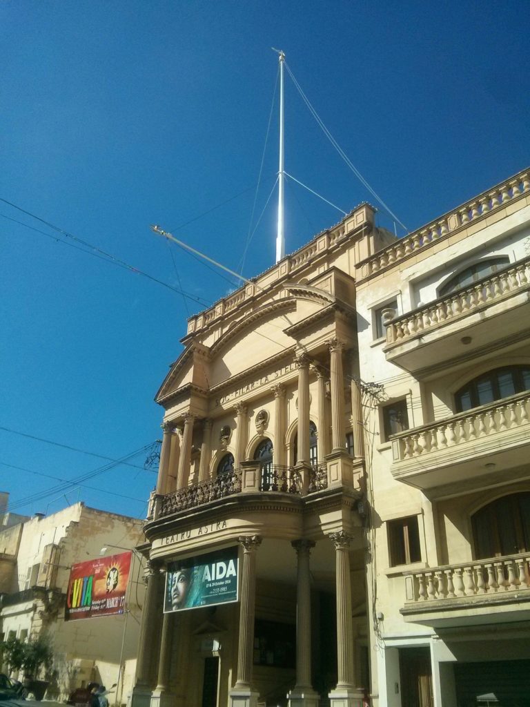 Some houses in Victoria with horizontal and vertical flag poles. We didn't manage to get into the bottom of this thing. Baby-moon