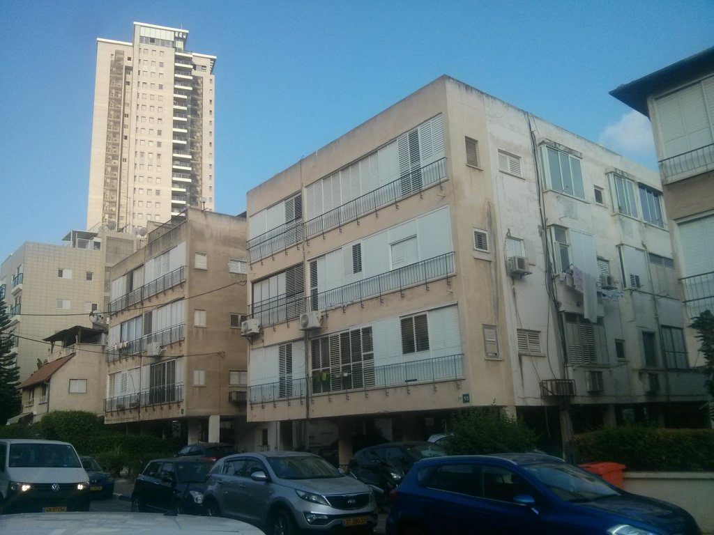 A hugh tower in the middle of the neighborhood. Also as part of TAMA 38, but without any proportion to the buildings around it