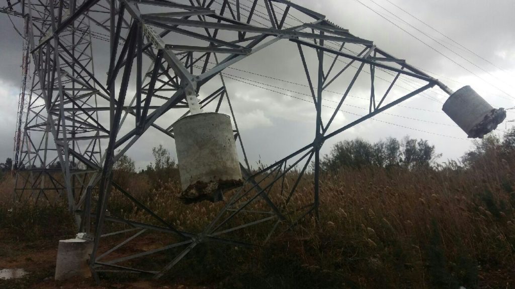 Electric cable support tower fall during the winter - Construction Porn