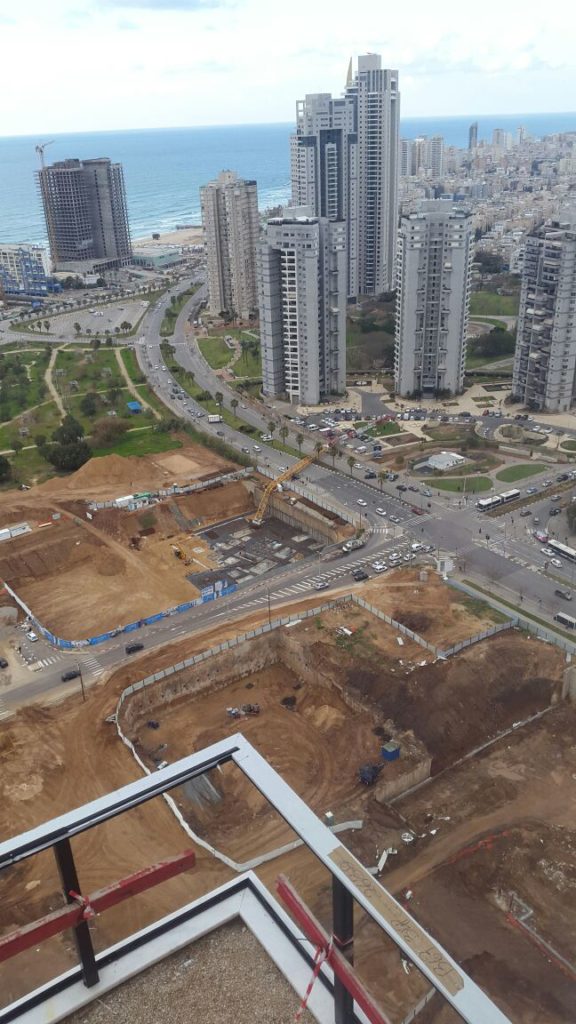 Crane collapse in 2017 February in Bat-Yam - Construction Porn