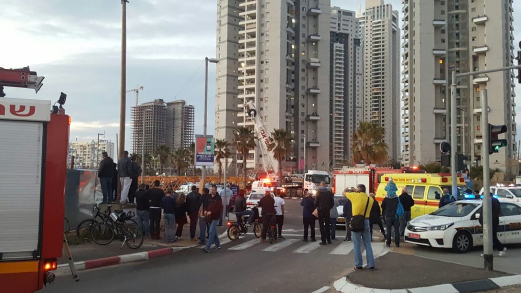 Crane collapse in 2017 February in Bat-Yam - Construction Porn