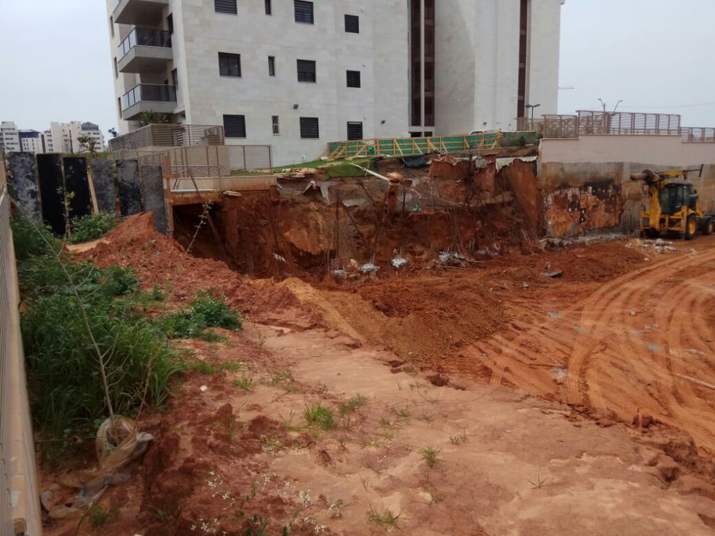A support wall collapse - Construction Porn
