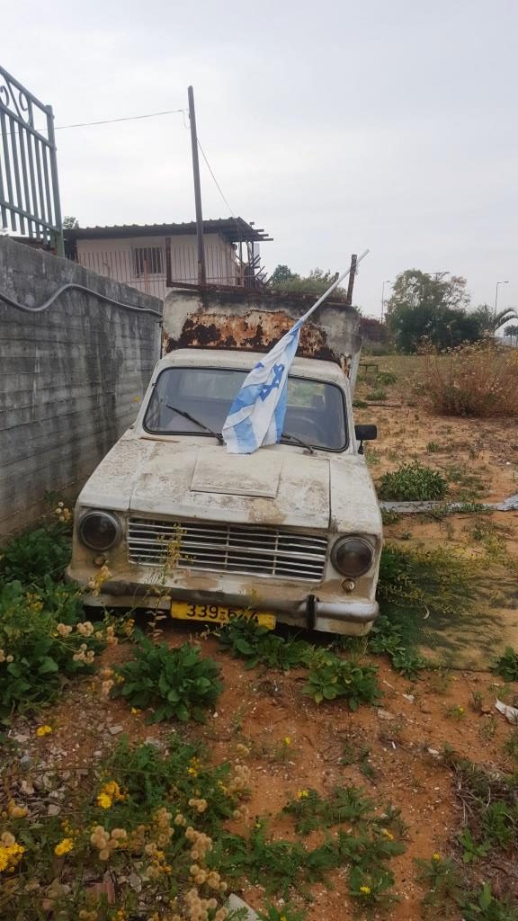 Front with the flag - Sussita car