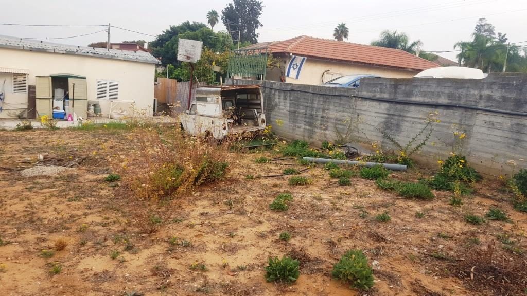 The cars belong to the homeowner father - Sussita car