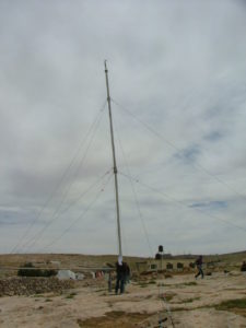 The mast is up!