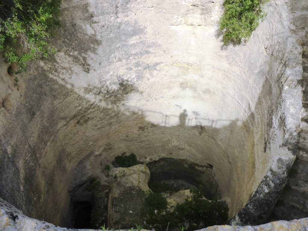 The pool from within. dug in two stages: the first is 11.8m in diameter and 10.8m in deep. The second continues 13 meter down into a water chamber, but is closed with rock.