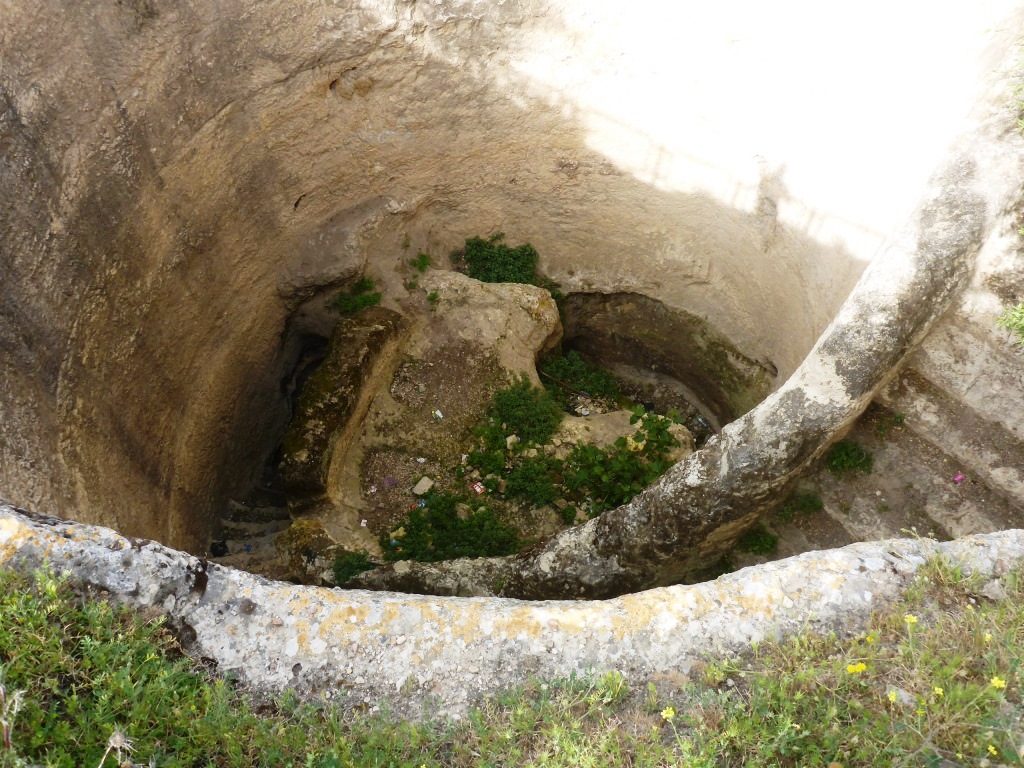 The pool from within. dug in two stages: the first is 11.8m in diameter and 10.8m in deep. The second continues 13 meter down into a water chamber, but is closed with rock.