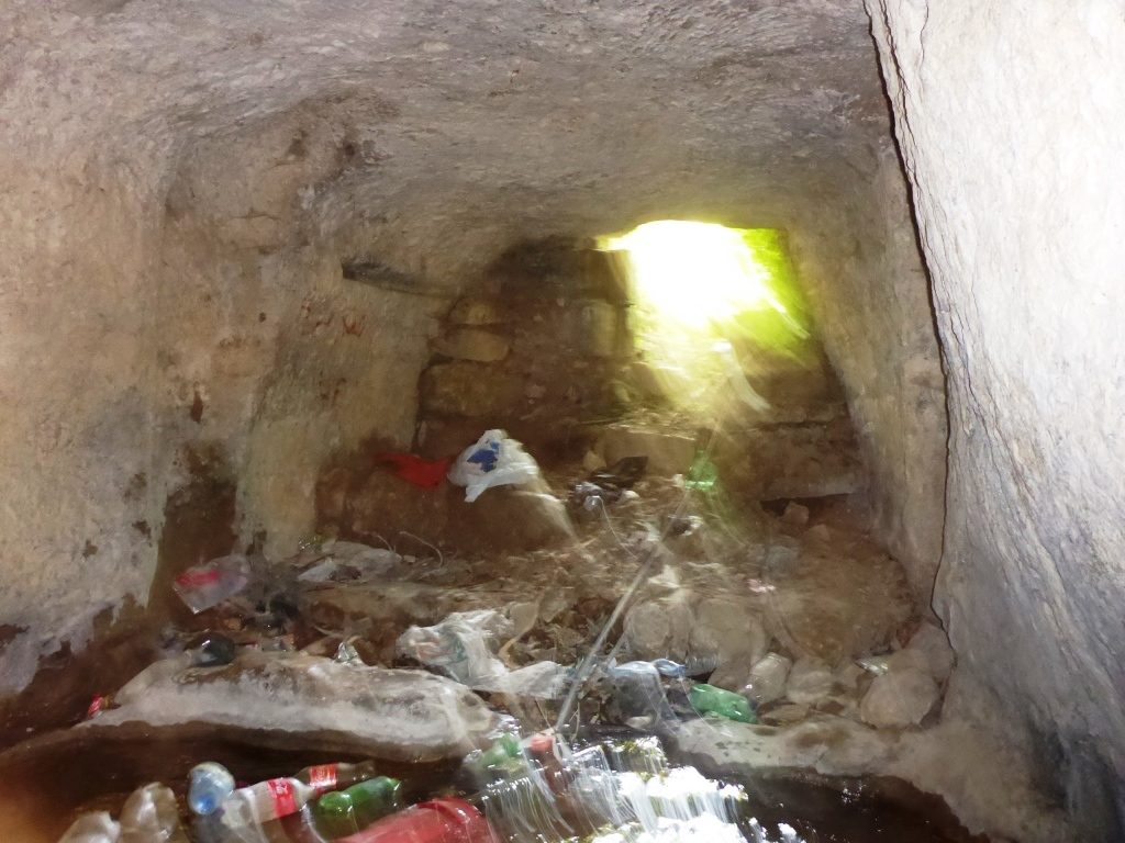 The lower entrance to the water pool (covered with garbage) - Tel Gibeon