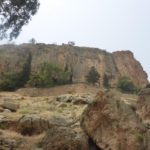 The cliffs of the creek in its steepest point. the right is a monastery - En part