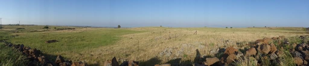 The endless plains of the Golan heights. Too bad you can just wonder around. After all this is one of the most land minded areas in the world Petroleum road