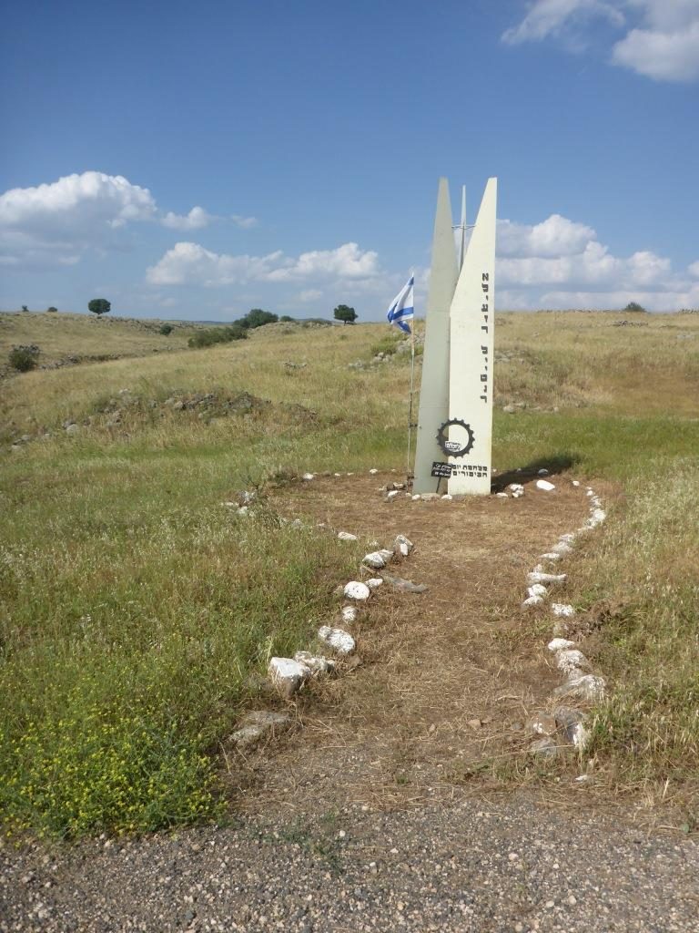 A memorial. In the bottom of each signs it is says Yom Kippur war. The small signs says "Renovated by Golan heights winery 26.04.2015". The vertical writing are the name of the dead: Eliezer Lightner, Moshe Avnaim, Aharon Aharoni.