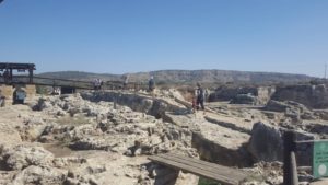 Atzva and Jannaues walking back to the dam on Nahal Taninim