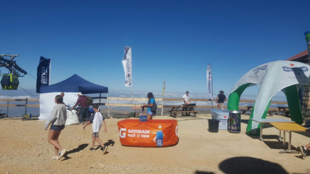 On the way up the mountain we realize the traffic is pretty heavy. On the parking lot I realized it is the yearly Marathon Hermon which ends on the pick of mount hermon