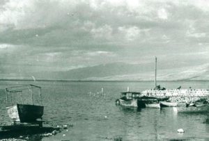 Boats on Hula lake before drainage, with Golan Heights on the distance, 1939 (Source: Upper Galilee Documentation Center, Pikiwiki)