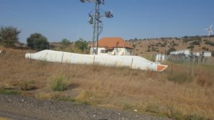 The turbine 18m long wing on the ground - Wind turbines