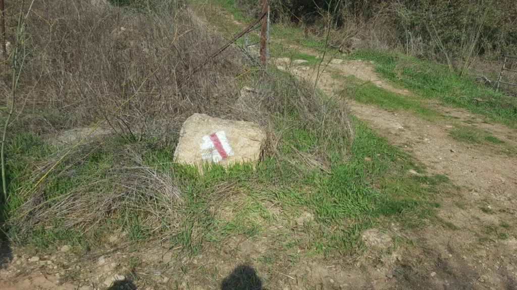 The clear hiking mark to Ein-Tanur grotto.