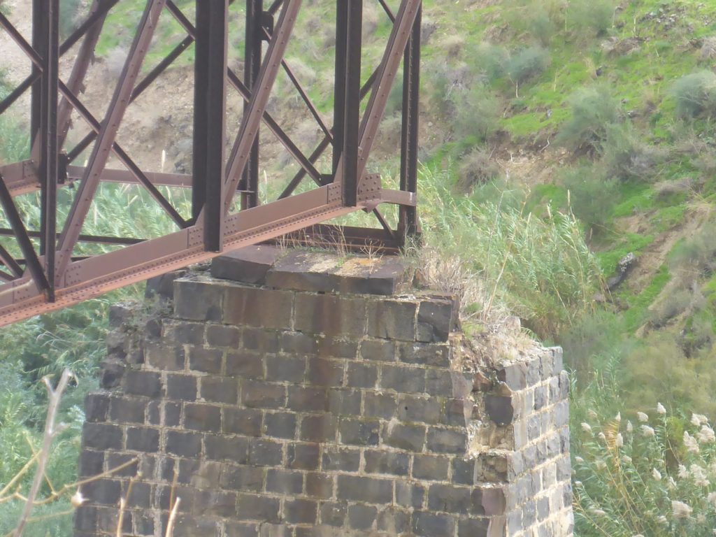 The Eastern support of the Westren trestle, Here it seems the trestle stands directly on the stone column