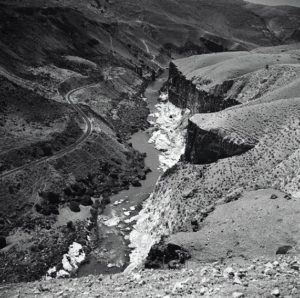 The destroyed bridge and the railway, pic from around 1946 (Source: danielventura.wikia.org)