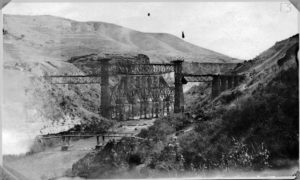 Placing the main steel span in place. Notice the pedestrian bridge at bottom of the picture (Source: ArcYonatan.blogspot.com)