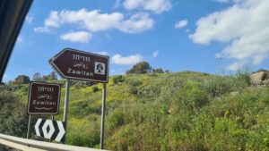 The sign to Upper Zavitan stream