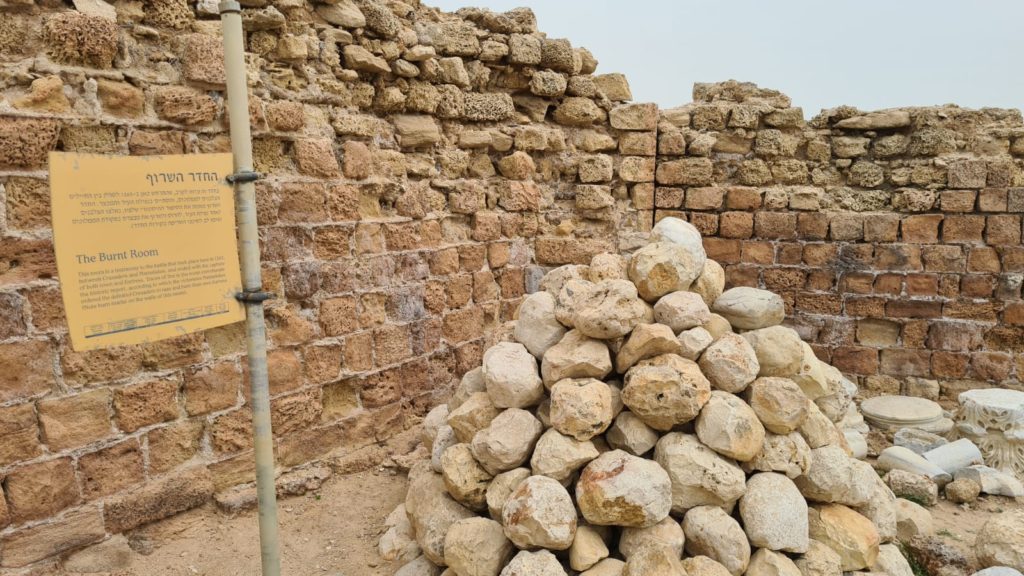 The Burnt room and the stone catapults thrown over by the Mamluk forces. There some 1,500 stones, the highest concentration found! - Apollonia