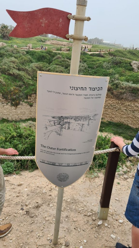 The outer fortification. On the left pic, you can see the foundation of the bridge led to the fortress.