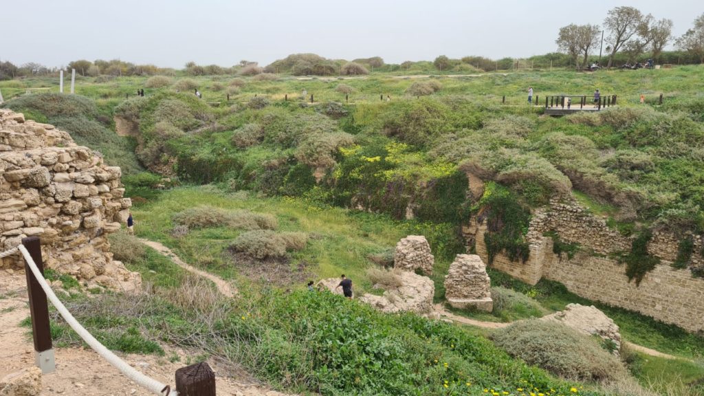 The outer fortification. On the left pic, you can see the foundation of the bridge led to the fortress.