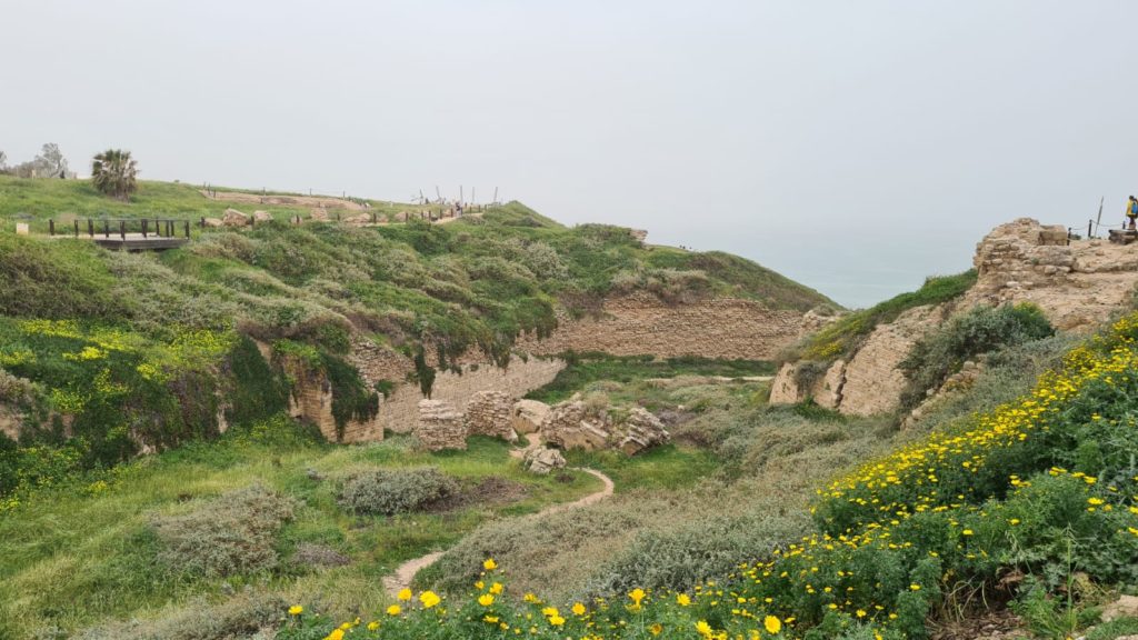The outer fortification. On the left pic, you can see the foundation of the bridge led to the fortress.