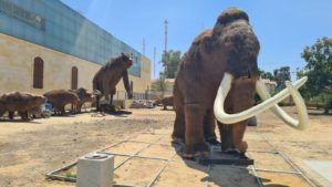 Prehistoric animals (probably an old exhibition - but let the kids see how big they were). - Carasso Science